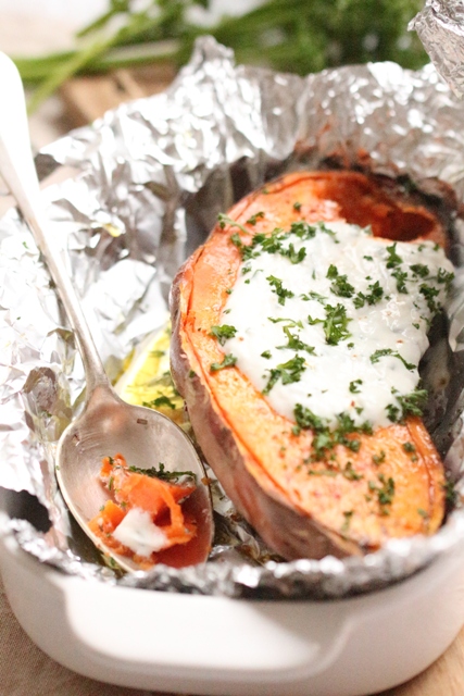 Patate Douce Rôtie au Four, Sauce au Yaourt de Brebis & aux Fines